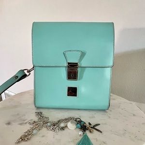 Stunning Dooney & Bourke Crossbody